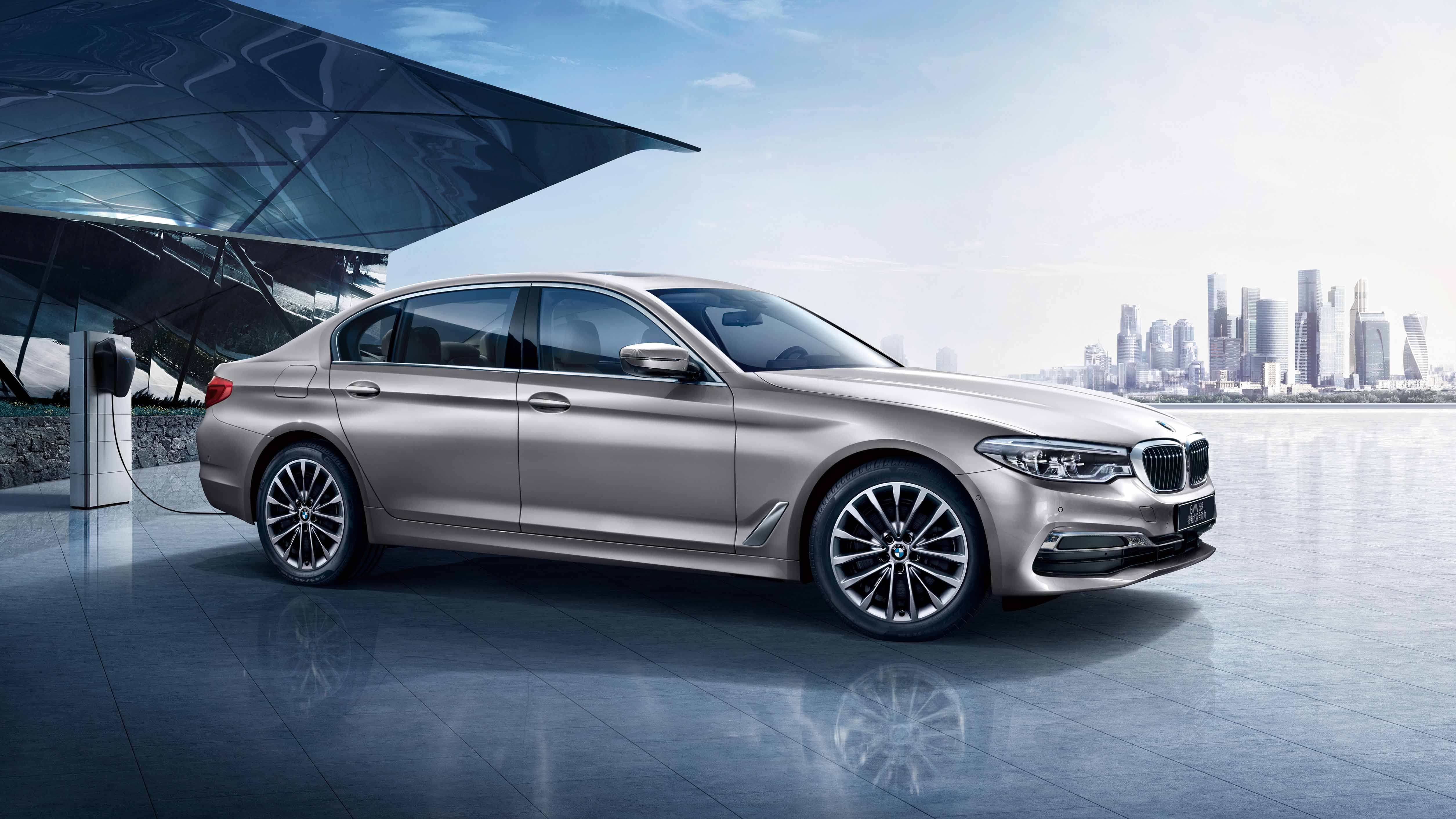 顶级豪华插电混合轿车  BMW 5 PHEV