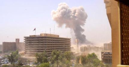 8月19日，位于伊拉克首都巴格达的伊外交部附近冒起滚滚浓烟。新华社 冯若非摄