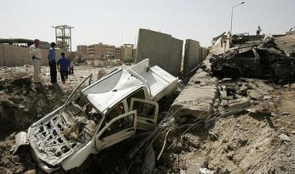 8月19日，伊拉克警察和安保人员在首都巴格达财政部大楼附近的爆炸现场查看。新华社/路透