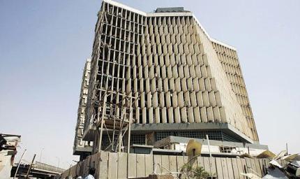 8月19日伊拉克首都巴格达爆炸袭击中严重受损的伊财政部大楼。新华社/路透