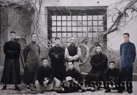 和古人站在一起_焦点图_经济观察网_2008-05