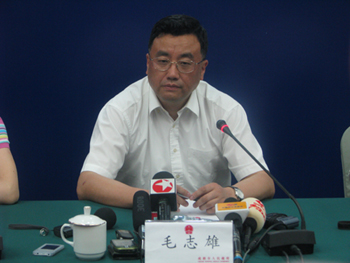 成都市人民政府市长助理,市政府秘书长,市政府新闻发言人 毛志雄上午8