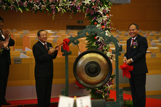 监督管理委员会副主任邵宁  右:中国建筑股份有限公司董事长孙文杰)