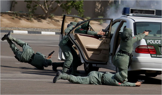 迪拜,参加毕业演习的女警察.
