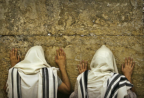 正在哭墙边祈祷的犹太教徒.