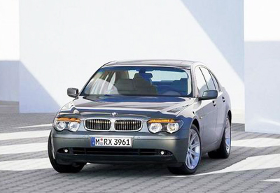 姚明第二辆坐驾宝马745i的车型姚明第三辆现任坐驾无限qx56的车型.